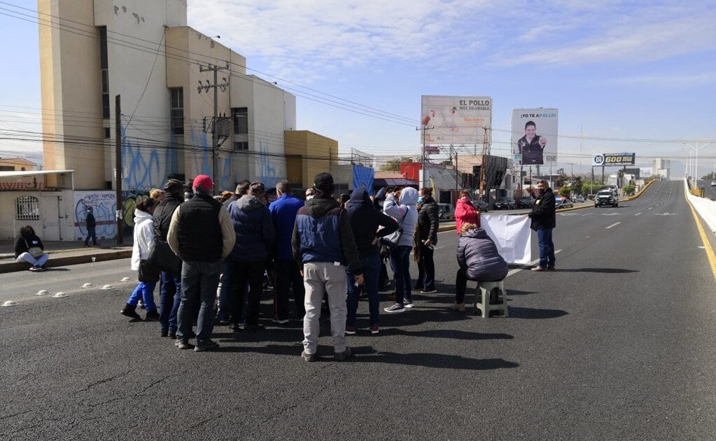 Docentes jubilados bloquean el puente Salvador Nava