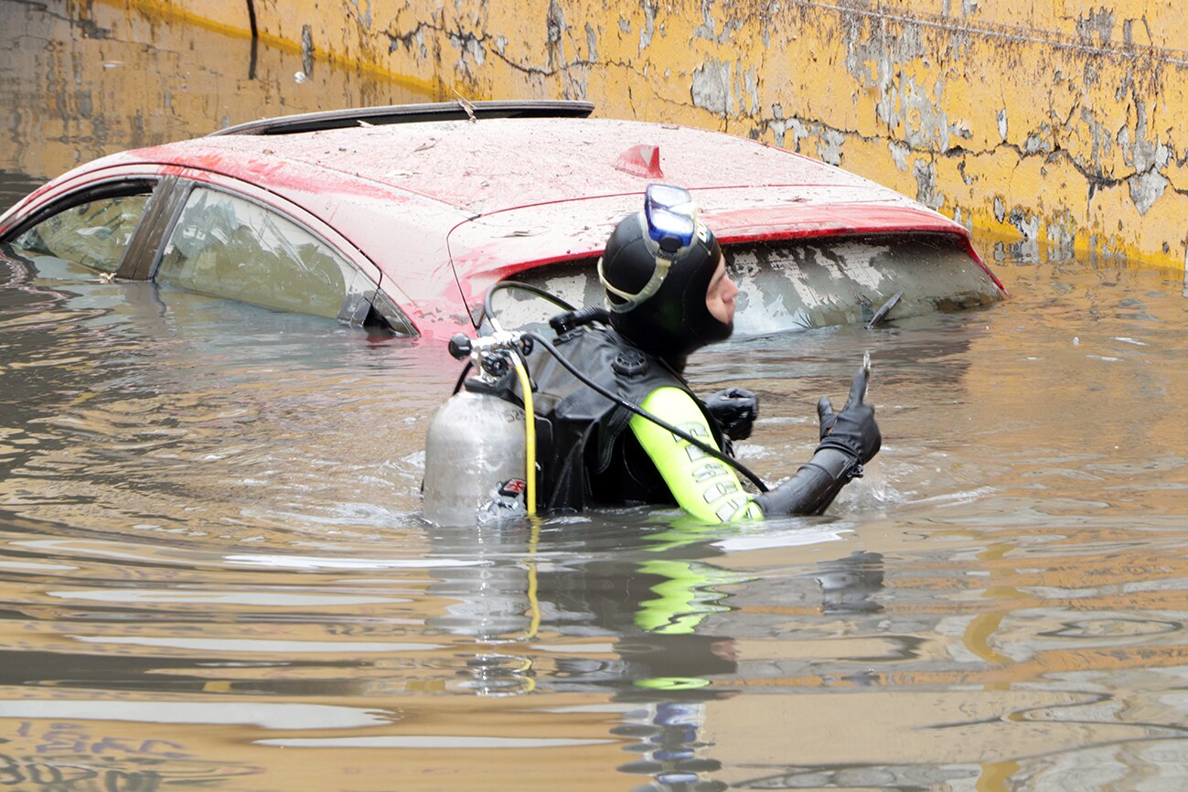 (GALERÍA) Rescatan vehículo en puente Othón