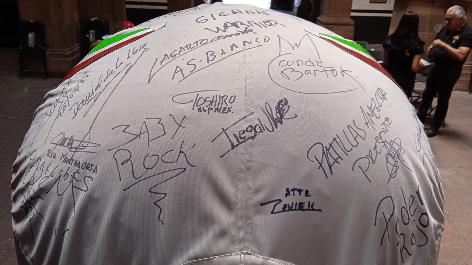 Llega máscara monumental de luchador a Palacio Municipal de SLP. Foto: Especial