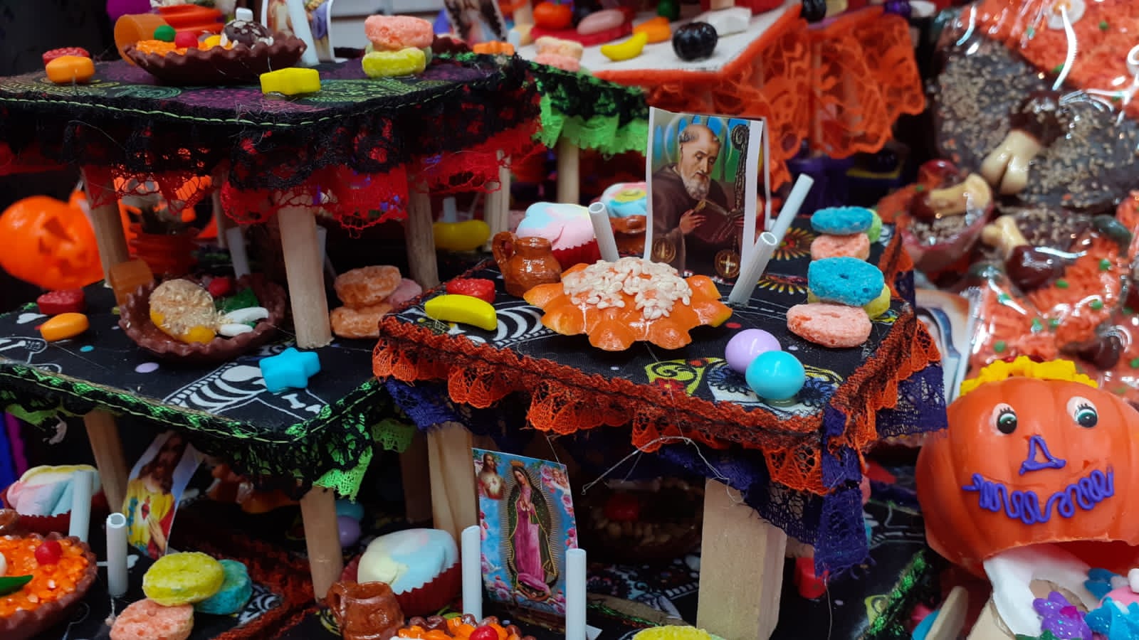Productos de Día de Muertos en el Mercado República