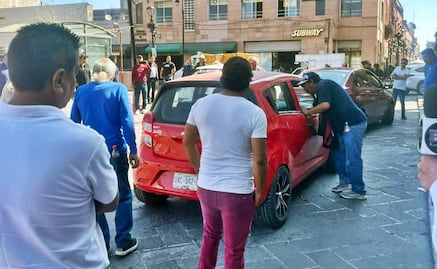 Taxistas bloquean circulación en calles de SLP en protesta contra aplicaciones de transporte