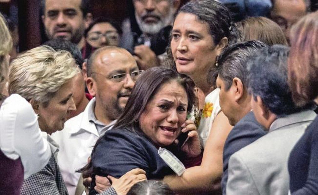 Compañeros de la legisladora Medel Palma corrieron a brindarle su apoyo y trataban de tranquilizarla ante la crisis nerviosa que sufrió por el homicidio de su hija. Foto: GALO CAÑAS. CUARTOSCURO
