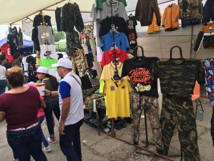 “Me voy a morir aquí, vendiendo ropa”: Así es la vida en el Tianguis de las Vías, el más largo de SLP