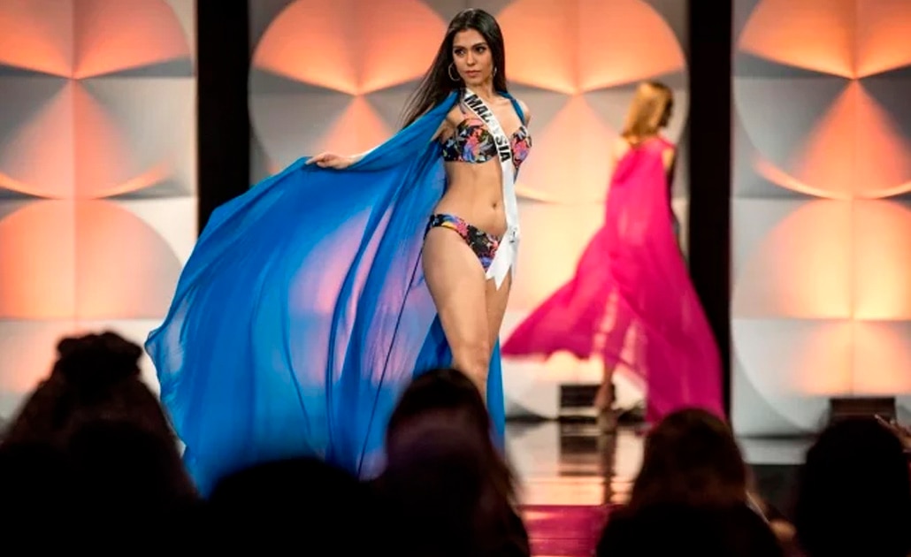 Miss Francia y Miss Malasia posan en bikini y resbalan en pasarela