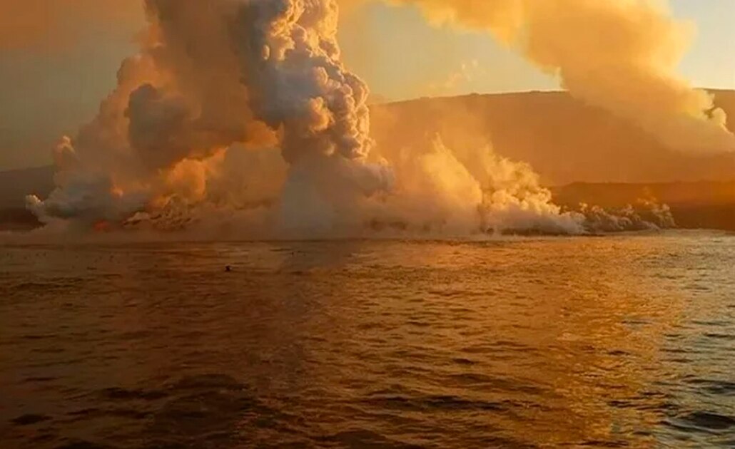 Volcán La Cumbre en la isla Fernandina de Galápagos hace erupción