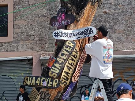 Con veladoras, música tecno y flores, exigen justicia por Sua Jocsan, joven asesinado en un asalto en SLP