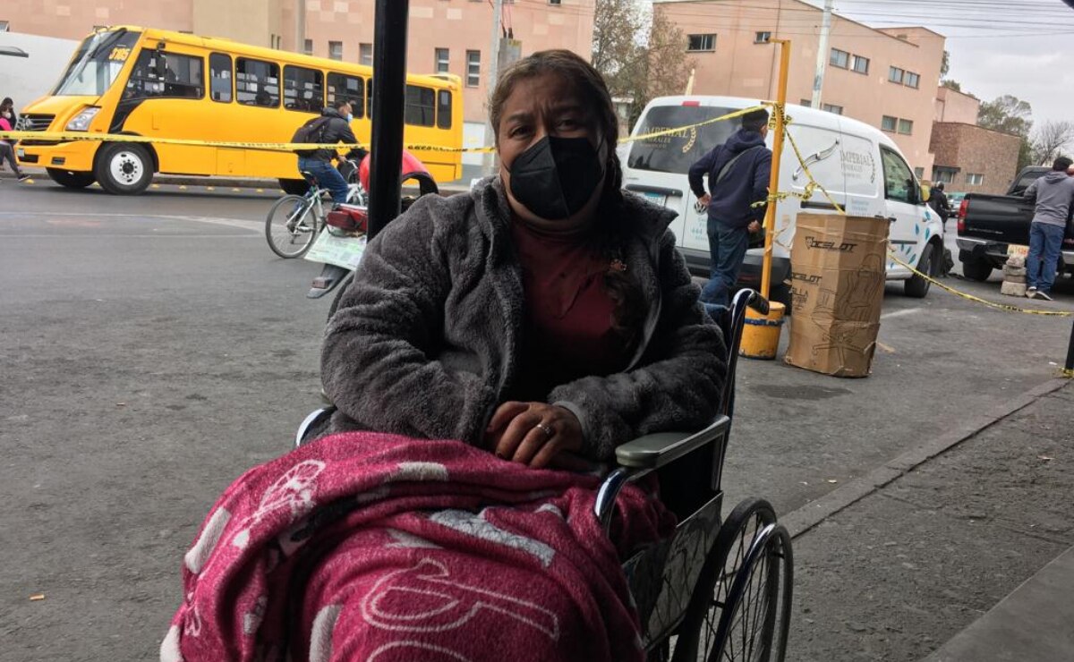 Sin dormir y soportando bajas temperaturas, así es la espera de familiares de pacientes hospitalizados en el Hospital Central 