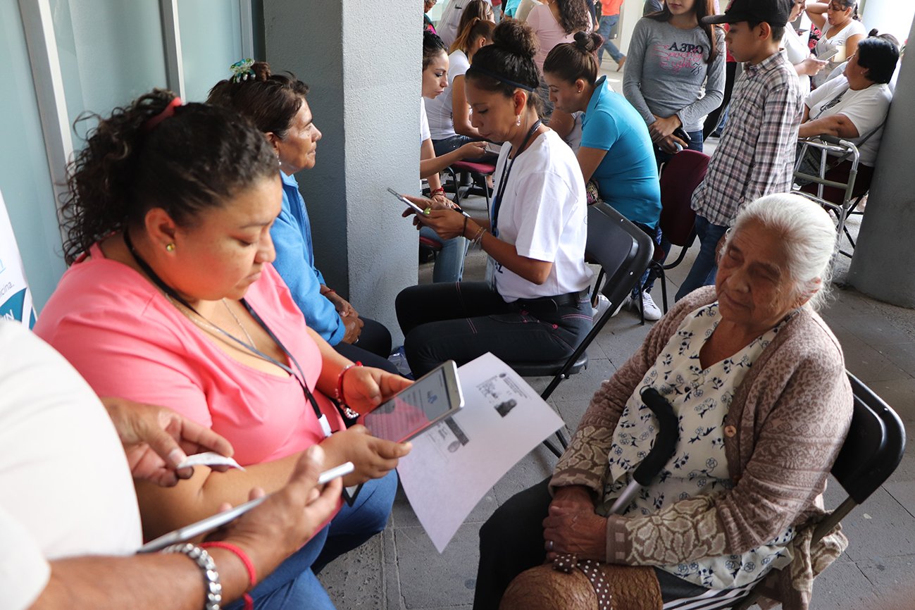 Gobierno municipal ha entregado 3 mil 300 tarjetas con apoyos sociales