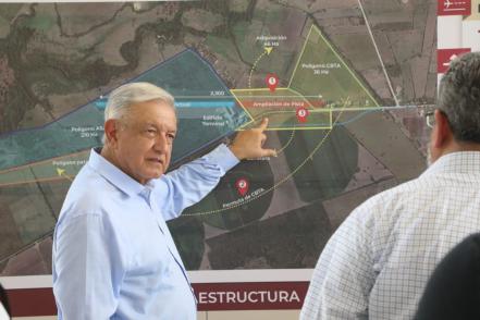 AMLO se reúne con Gallardo en SLP y confirman ampliación de aeropuerto de Tamuín
