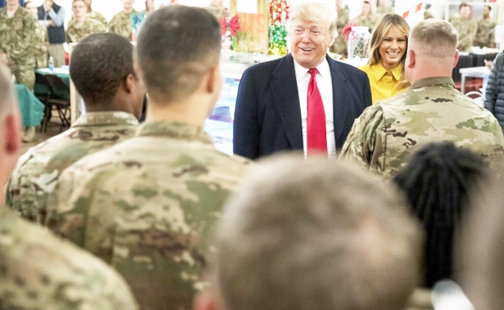 Donald Trump y su esposa Melania visitaron en 2018 la base aérea Ain al Assad. Foto: Archivo / AP