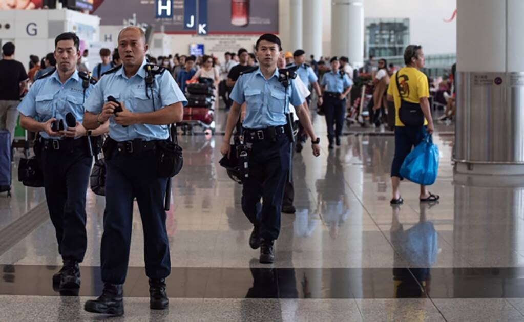 Reanuda operaciones aeropuerto de Hong Kong; manifestantes se disculpan