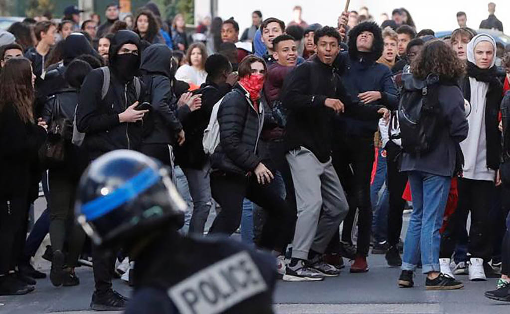 Estudiantes franceses se encaran con los agentes antidisturbios durante una protesta contra los planes de reforma educativa del Gobierno del presidente francés, Emmanuel Macro (Foto: EFE)