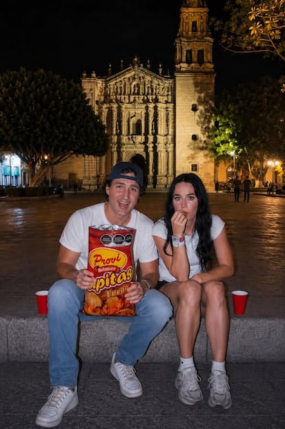 Imagen creada con IA de Katy Perry comiendo papitas de Botanas Provi. Foto: FB@Botanas Provi