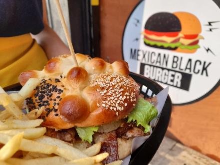 Mexiquense reinventa la “burguermuerta”... ahora con pan de muerto negro