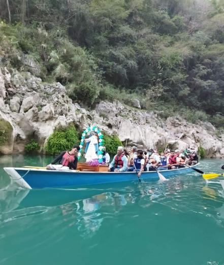 Lancheros de Aquismón llevan a Virgen de la Candelaria para bendecir cascada de Tamul