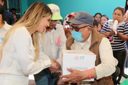 Entrega DIF y voluntarios apoyos a madres solteras y personas vulnerables en SLP 
