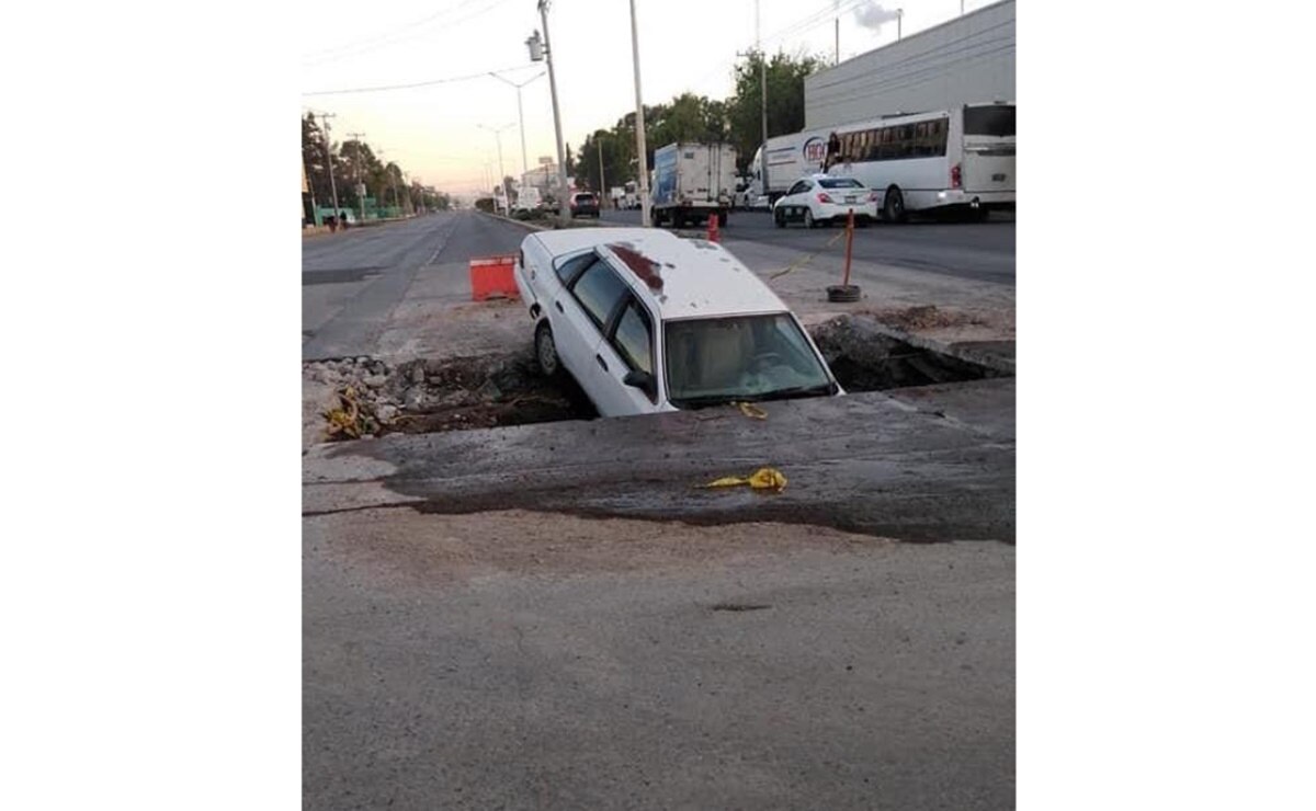 Auto cae a enorme bache en zona industrial de SLP