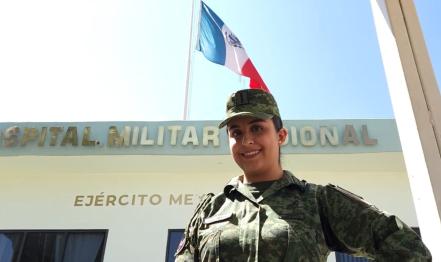 Itzel busca ser la mejor mamá y un ejemplo para su hijo como militar en SLP