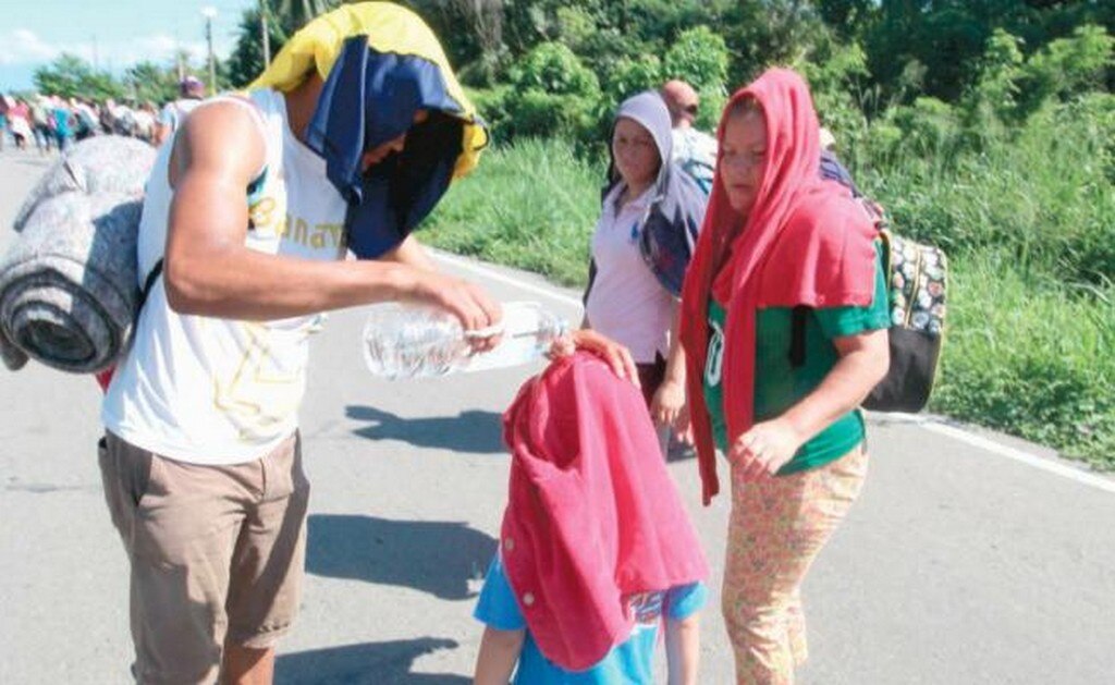 Bajo los intensos rayos del sol, una familia de migrantes caminó 35 kilómetros hasta Tapachula, pese a la amenazas de ser detenidos. FREDY MARTÍN PÉREZ. EL UNIVERSAL