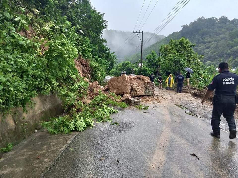 El derrumbe también provocó el cierre de la carretera en Aquismón