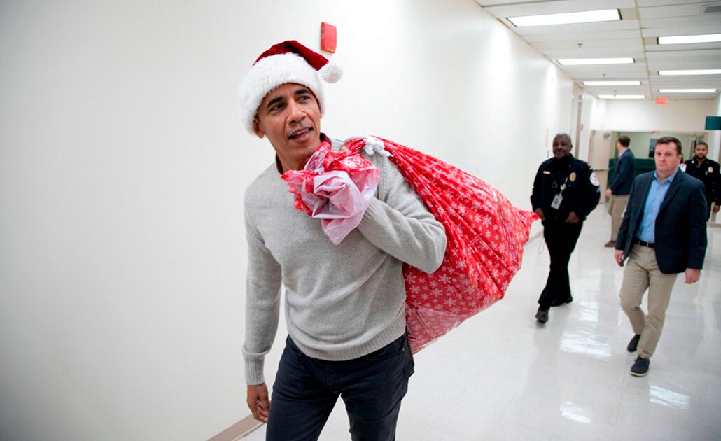 (VIDEO) Barack Obama sorprende a pacientes de hospital vestido como Santa Claus