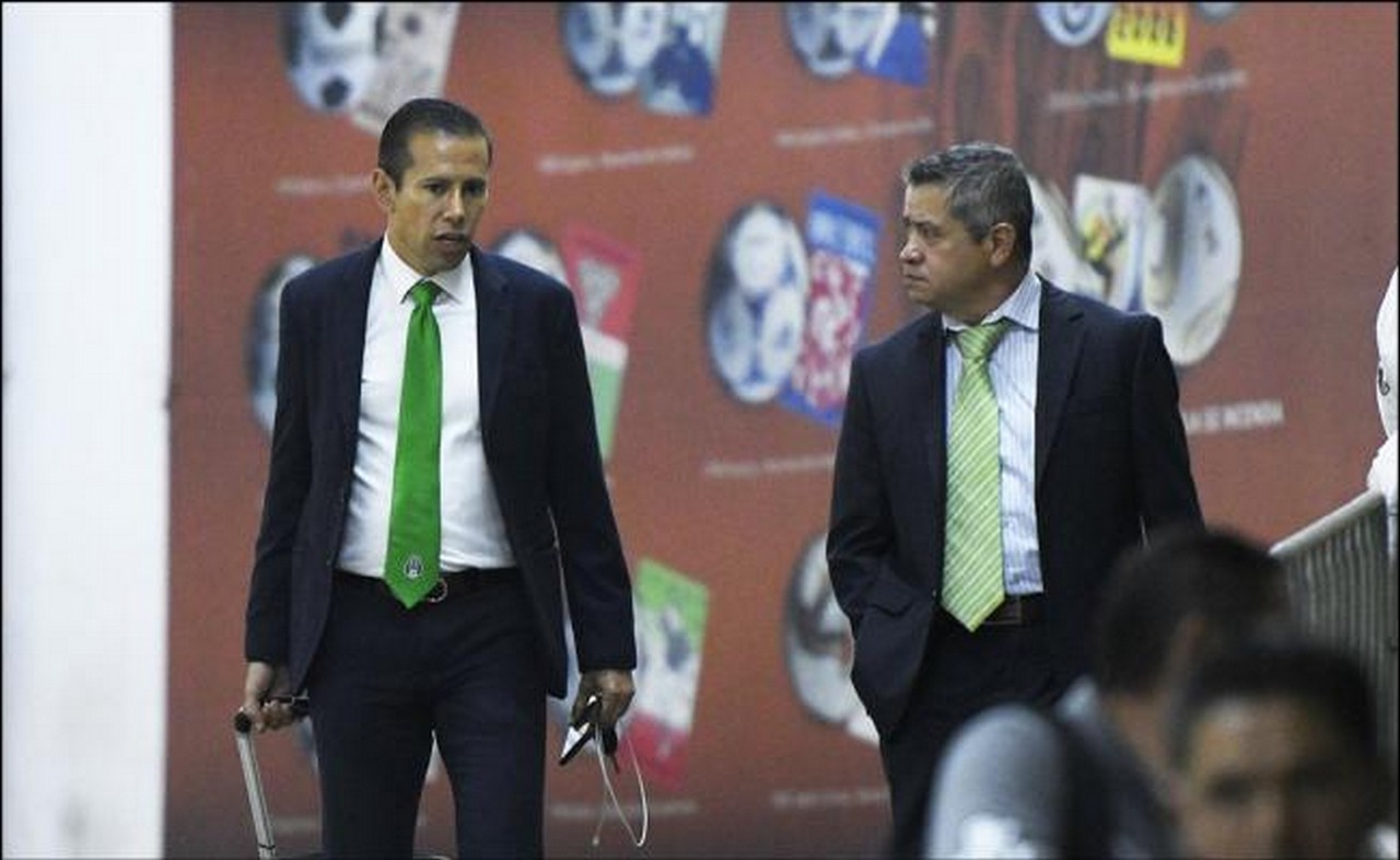 Se le durmió el gallo a los árbitros y que llegan tarde