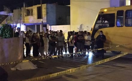 Camionero arrolla a motociclistas, una joven fallece en el lugar