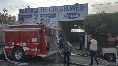 Se incendia fábrica de colchones