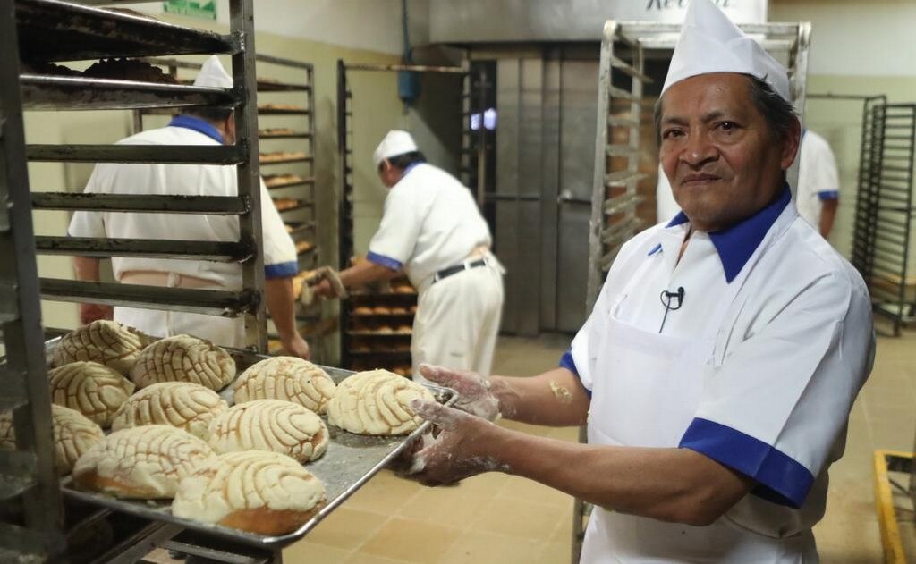 Tan sólo en el departamento de migajón, en el turno de madrugada, Apolonio y sus dos ayudantes crean cerca de 2 mil 500 piezas. Desde las 23:30 horas hay pan listo en la Ideal. (ARIEL OJEDA. EL UNIVERSAL)