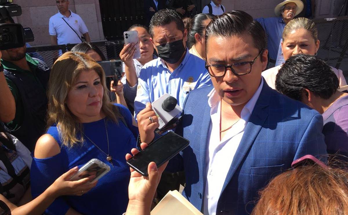 Diputado de SLP propone exigir cuentas de pensión a madres solteras; lo increpan y revira