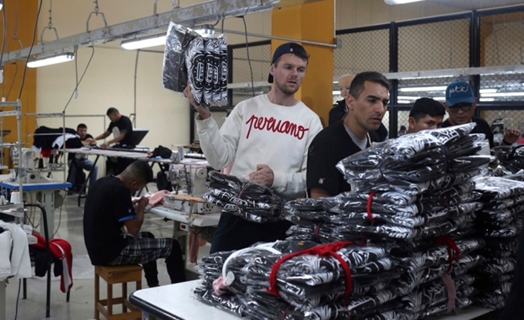 Presos de Perú rebajan su condena confeccionando ropa que usa Maluma