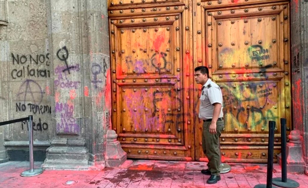 Inicia INAH evaluación de daños en Palacio Nacional por pintas