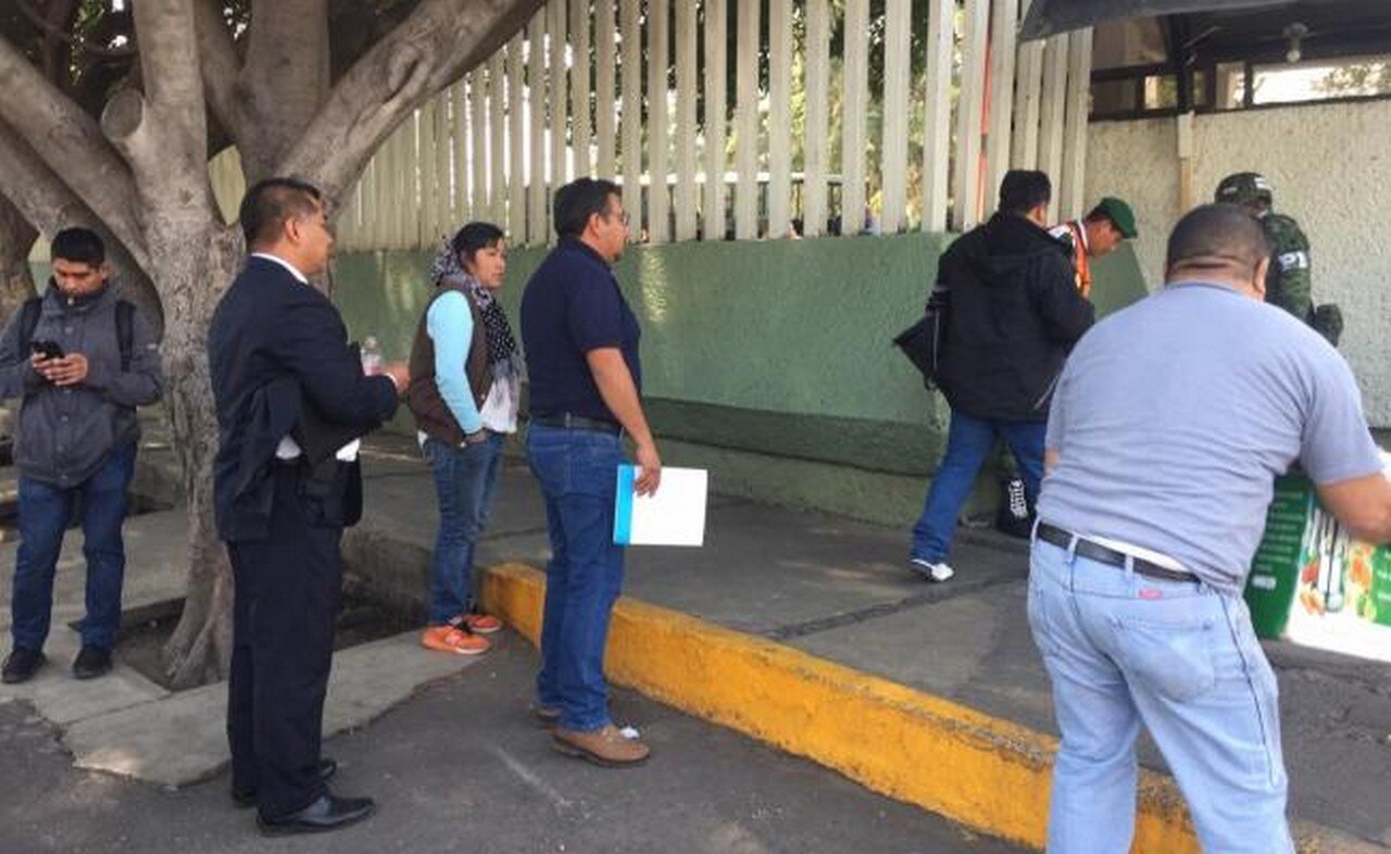 Desde el viernes, diversos choferes llevaron sus documentos a la Sedena en busca de un puesto.