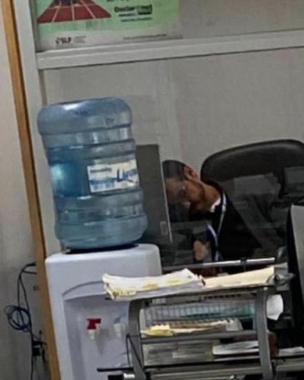 Policía dormilón se viraliza y lo suspenden en San Luis Potosí 