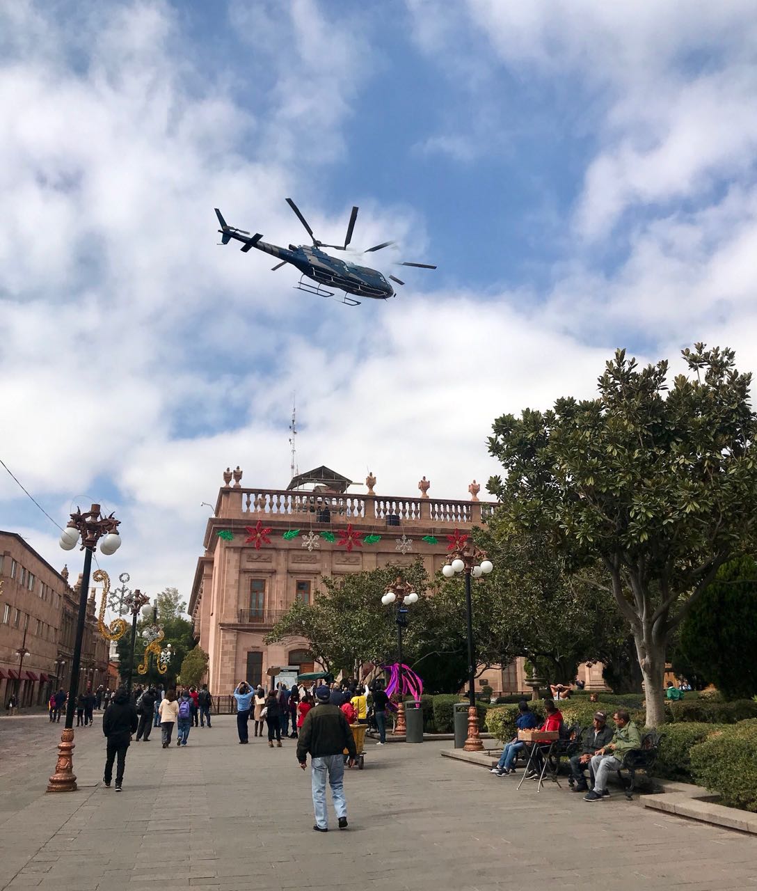 Sobrevuela helicóptero y causa daños en el Centro Histórico