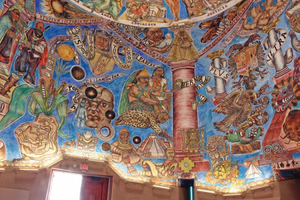 El mural de 4 mil pies cuadrados creado por Frederico Vigil se encuentra en un torreón de Albuquerque, que Gleason llama “La capilla sixtina hispanoamericana”. (FOTOS: ©MIGUEL GLEASON)