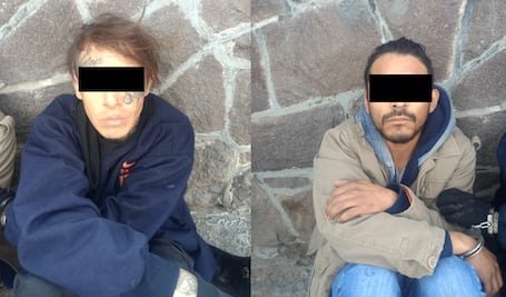 Detienen a dos sujetos en motocicleta robada