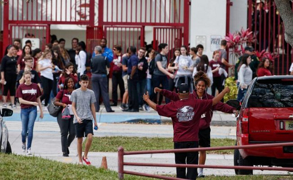 Armados de valor, sobrevivientes del tiroteo en Florida vuelven a clases
