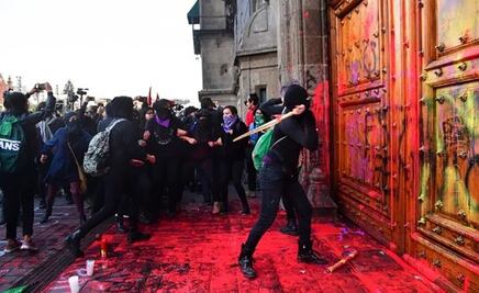 López Obrador pide a feministas "que no nos pinten las puertas, las paredes"