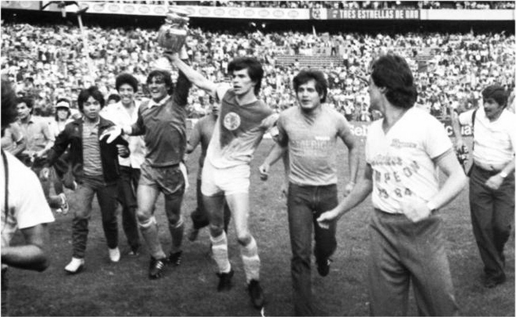 Miguel Zelada y Alfredo Tena levantando el título de la temporada 1983-84. Foto: Archivo/ EL UNIVERSAL
