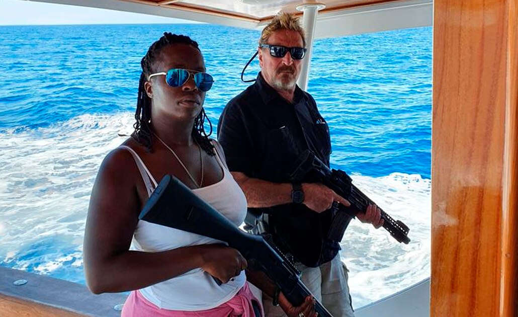 Detienen a John McAfee, creador del antivirus, por portación de armas