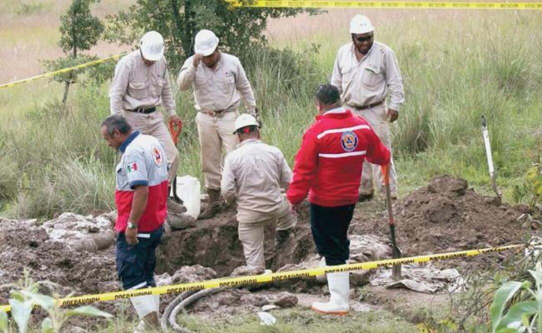 El alto número de tomas ilegales hace suponer que los grupos delincuenciales habrían perforado en promedio 2.3 veces cada kilómetro de la red de ductos de Pemex. ARCHIVO EL UNIVERSAL