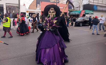 FOTOS: La Muerte, catrinas y Huehues danzan en calles de SLP; desfile de Xantolo toma la avenida Venustiano Carranza