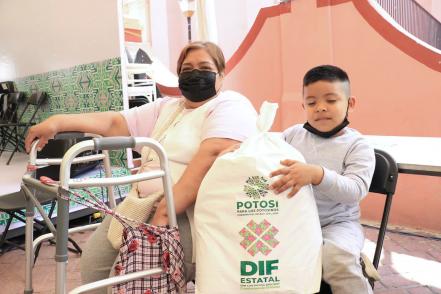Gobierno de SLP entrega 111 mil becas alimentarias, despensas y ayuda a familias potosinas