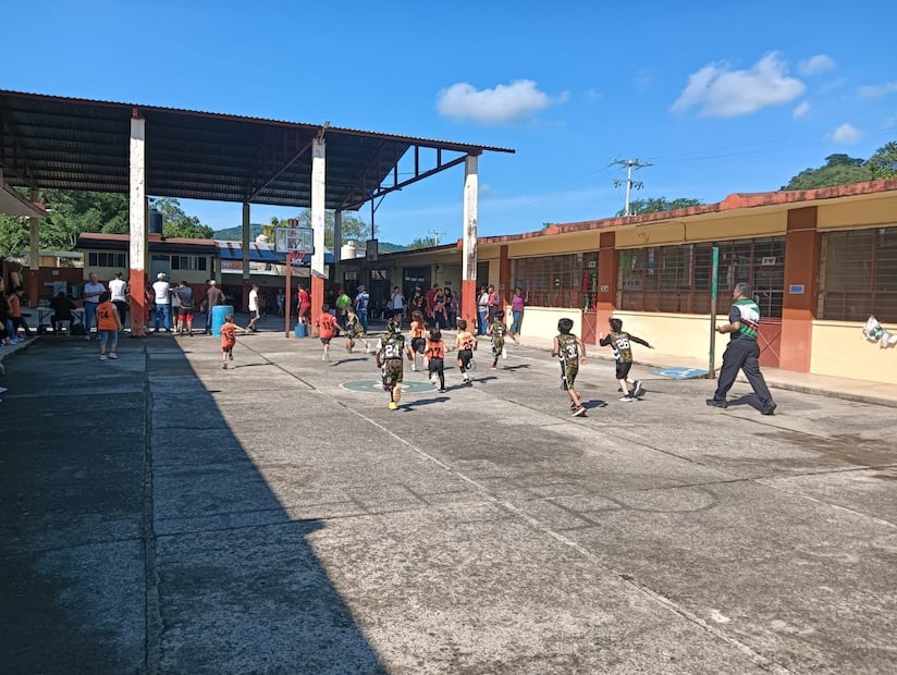 Equipo de baloncesto infantil "Cobras", de Tanlajás, SLP. Foto: Especial