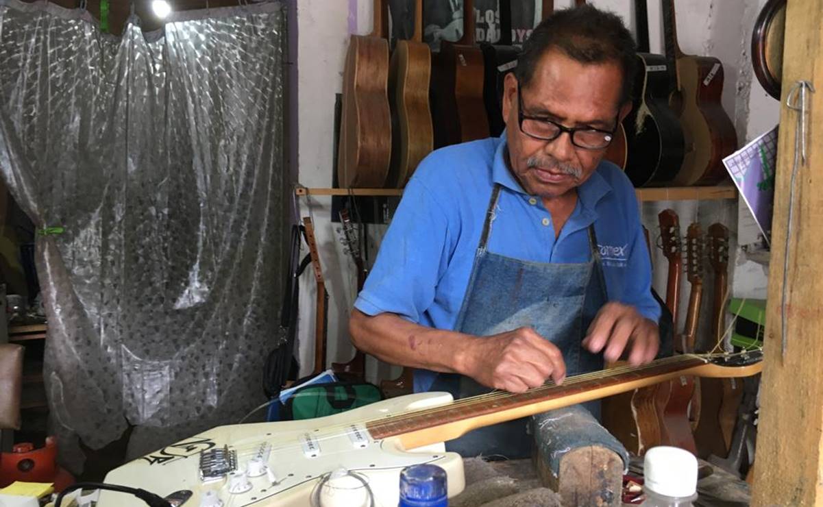 Roberto Cruz, el laudero que mantiene vivo el arte de reparar instrumentos musicales en SLP