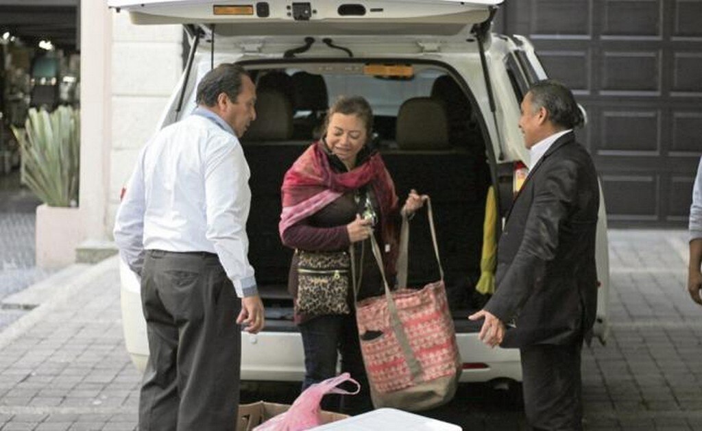 Maricruz Montelongo Gordillo, hija de la ex dirigente del sindicato de maestros, acudió ayer al domicilio de su madre a llevarle víveres. (SERGIO PAREDES. OBTURADORMX)