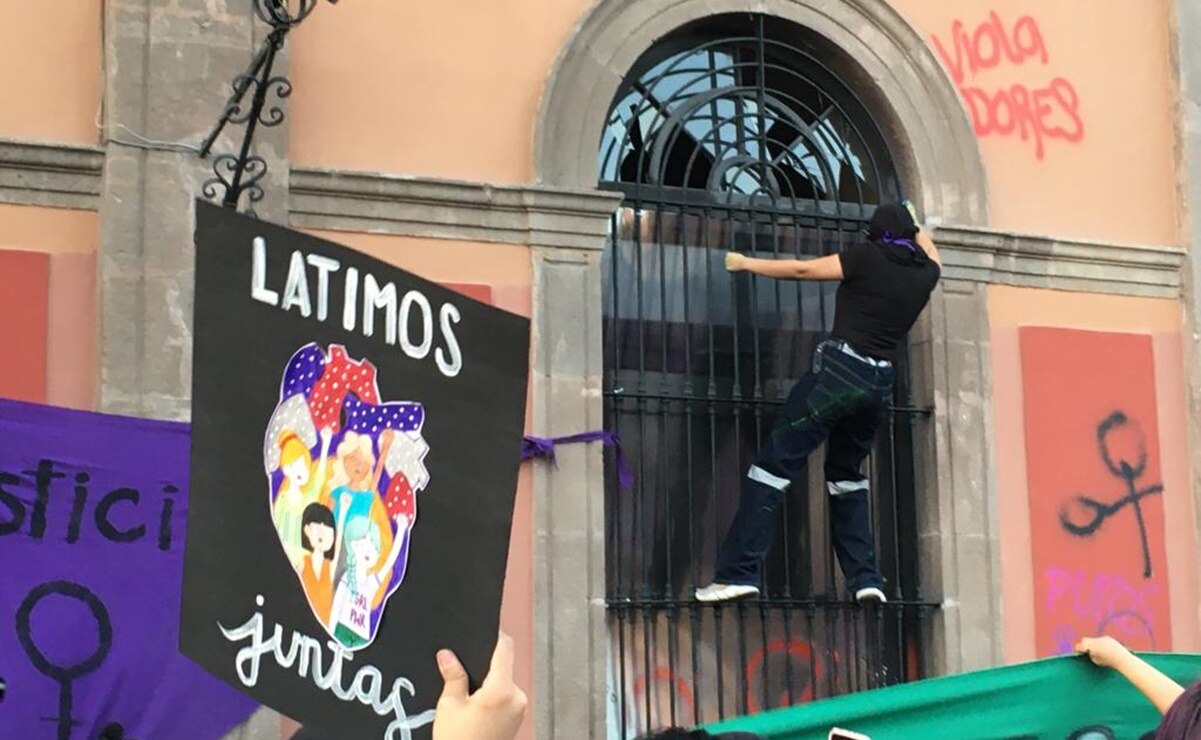 El rector de la UASLP dijo que los daños a la puerta son materiales y reemplazables, por lo que no procederá legalmente. Foto: Xochiquetzal Rangel