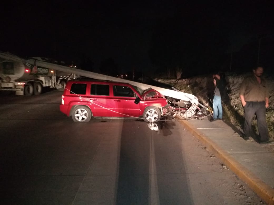 Conductor chocó contra poste