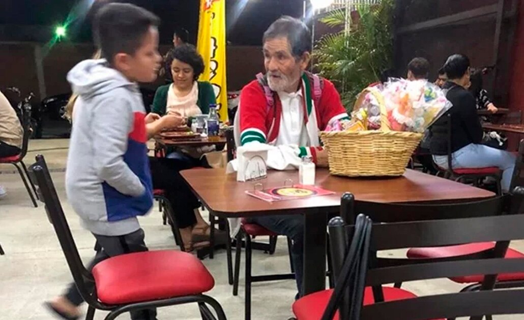 Niño regala dinero que ganó en lotería a anciano para que cenara tacos